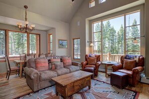 Home Decor, Furniture, Indoors, Living Room, Couch