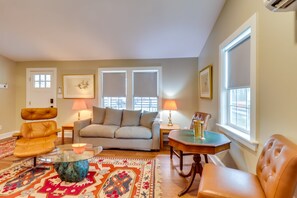 Living Room | Main Floor | Smart TV | Free WiFi