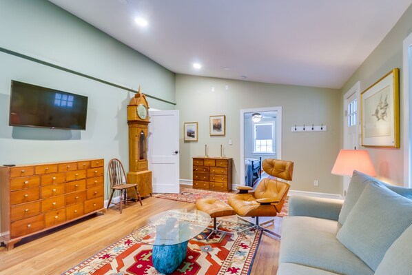 Orange Vacation Rental | 2BR | 1BA | 1,000 Sq Ft | 3 Steps Required to Enter