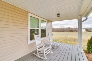 Front Porch | Keyless Entry | Proximity to Lake Anna