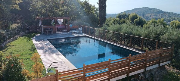 Piscine de 6x12m avec bain à remous et jet hydro-massant..