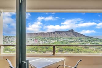 Renovated 2-Bedroom Condo with Ocean Views and Complimentary Parking