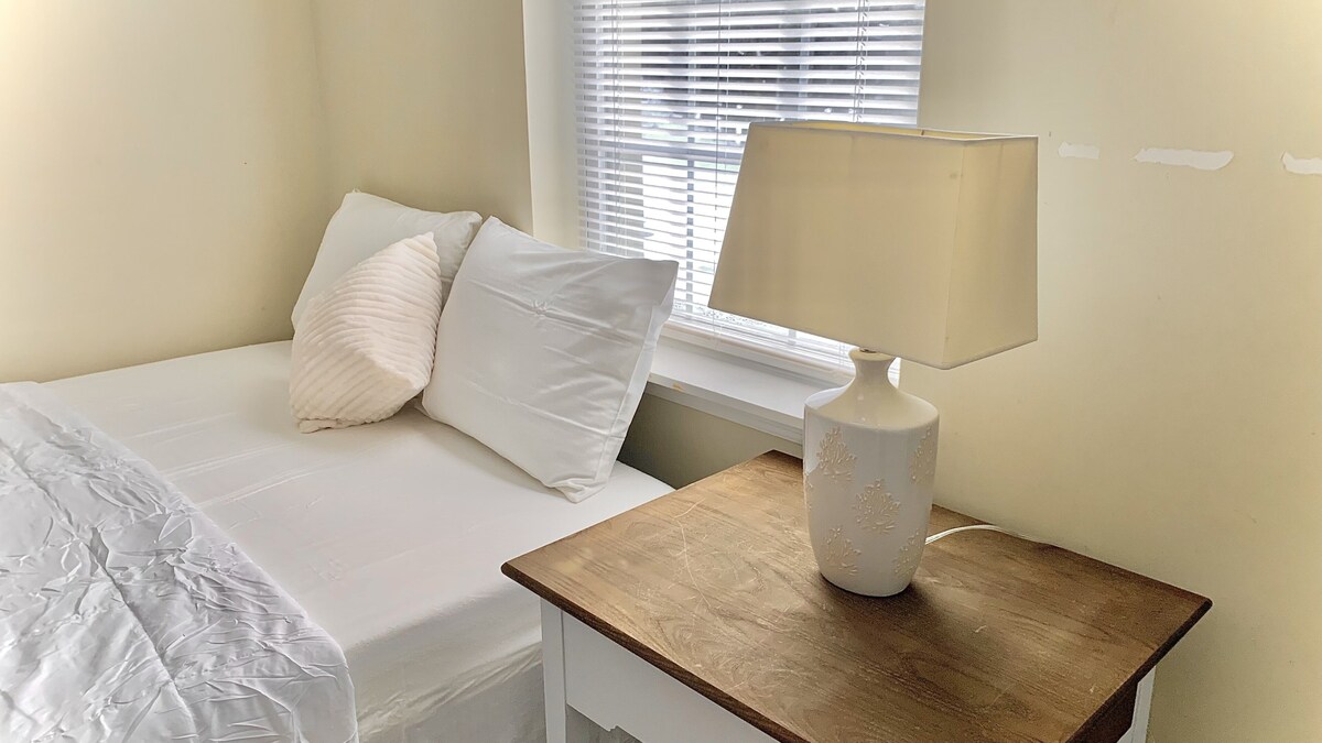 Private Woodside Cottage Lower Level – Minutes from downtown