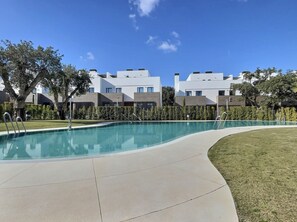 Swimming pool & garden