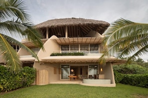 Villa ubicada en el primer nivel con jardín y acceso a la playa.