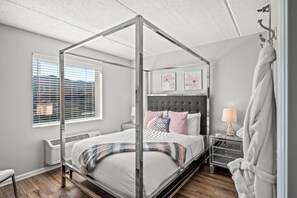 Fully equipped with everything that the chef in your group will need. Beautiful master bedroom (queen).