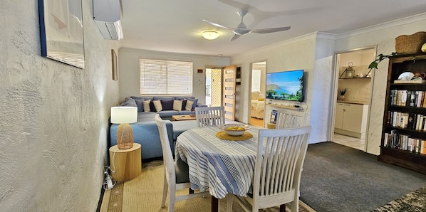 Swell Villa 6 - Kalbarri Accommodation Service - Family / dining area