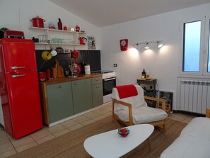 Wohnzimmer mit integrierter Küche