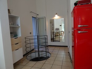 Wohnzimmer mit Gang zum Bad