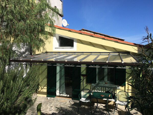Terrasse mit Haupteingang im OG