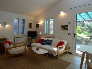 Wohnzimmer mit Eingang im OG