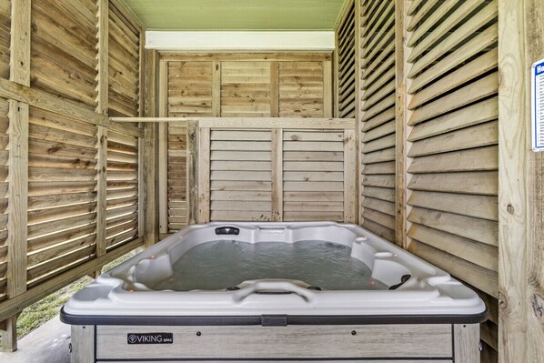 Large hot tub for cozy relaxation after a long day!