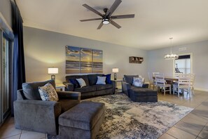 Living & dining area with seating for 6