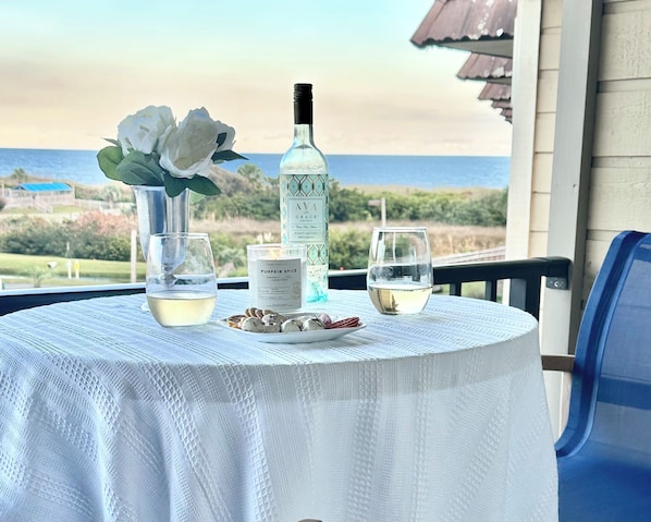 Romantic balcony with amazing Ocean Views! 3 Min Walk to Beach