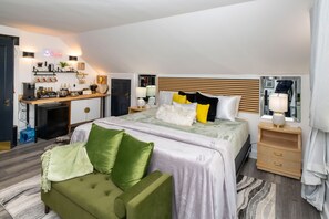King Size Bed Ensuite with coffee, tea & wine bar
