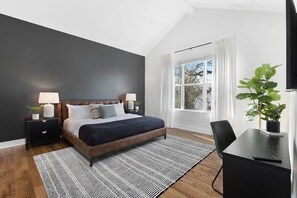 Chic and Relaxing Bedroom with a Minimalist Aesthetic
