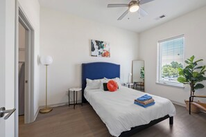 Bedroom 1 - queen bed