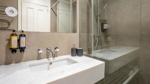 Pamper yourself in our sleek bathroom. A modern shower, plush towels, and premium amenities elevate your daily routine. #Modern #Airbnb