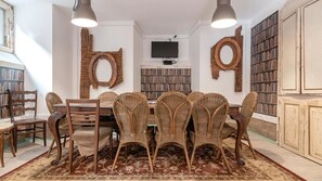A communal lounge and library with a unique decor blending wood, tradition, and a touch of artistry.
#library #lounge #art #comfort #portugal #pt #lisbon