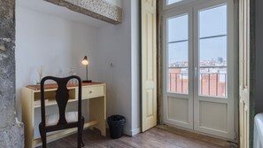 A cozy desk by the window, ideal for work or inspiration with rooftop views.
#desk #remotework #cityview #naturallight #portugal #pt #lisbon