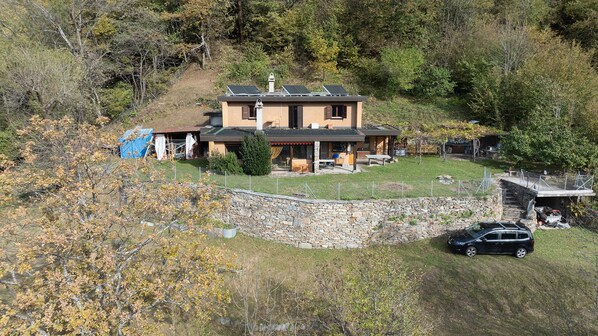 Aussenbereich Anwesen mit Vorgarten, Aufgangsbereich und Garage.