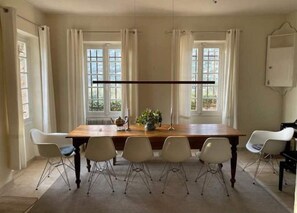 Dining room. On the other side is a bench for another five people.