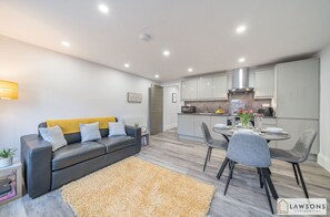 Kitchen/dining/living room (2)