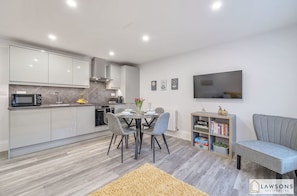Kitchen/dining area (2)
