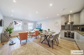 Kitchen/dining/living room (2)