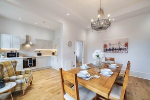 Kitchen/seating area (1)
