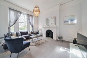 Lounge/seating area (1)