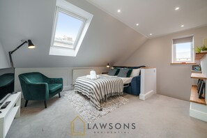 Living area/sofa bed (2)
