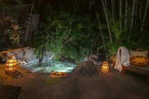 Relax in the hot tub under the starry sky