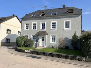 Die Ferienwohnung befindet sich in den beiden oberen Etagen.