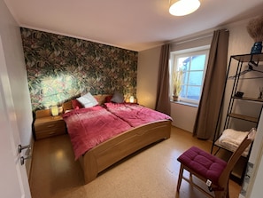 Schlafzimmer 1, mit einem Doppelbett