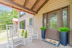 Spacious & Peaceful Front Porch