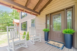 Spacious & Peaceful Front Porch