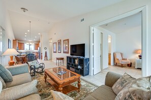Living Room | Keyless Entry | Free WiFi