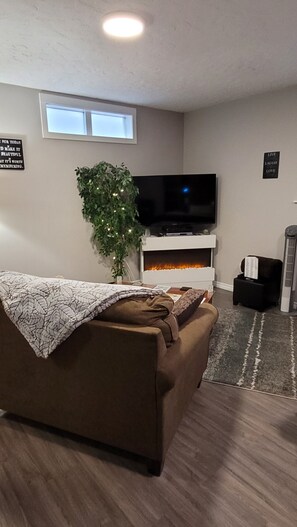 Fireplace, 40" TV w/full cable/movies & WIFI. Sofabed & lots of extra touches! 