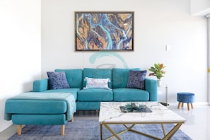 Zen Marina: Bayview ~ Balcony ~ Executive Suite- Unwind in style in our spacious living room, where comfort meets elegance for the perfect relaxation spot