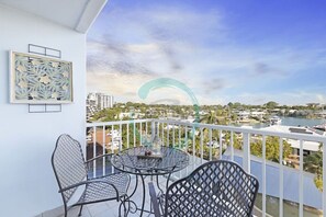 Zen Marina: Bayview ~ Balcony ~ Executive Suite- Experience tranquility with this serene balcony view