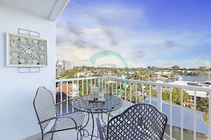 Zen Marina: Bayview ~ Balcony ~ Executive Suite- Experience tranquility with this serene balcony view