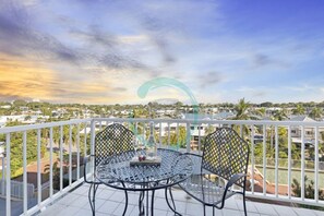 Zen Marina: Bayview ~ Balcony ~ Executive Suite- The perfect spot for sunset views - right from the balcony.