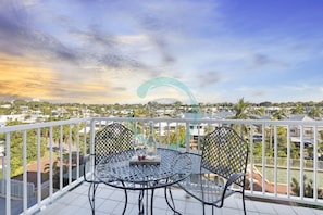 Zen Marina: Bayview ~ Balcony ~ Executive Suite- The perfect spot for sunset views - right from the balcony.