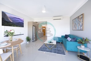 Zen Marina: Bayview ~ Balcony ~ Executive Suite- Make yourself at home in our cozy living room, designed for memorable moments and cozy evenings in.