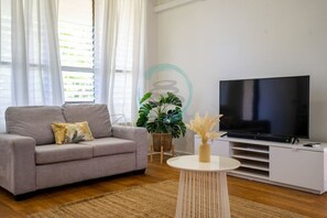 Zen Nest: Cozy  ~ Lawn ~ Minimalist - Enjoy the warmth of family and the comfort of home in our inviting living room, the heart of our space
