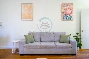 Zen Nest: Cozy  ~ Lawn ~ Minimalist - Spend quality time with loved ones in our welcoming living room, a space designed for laughter and togetherness