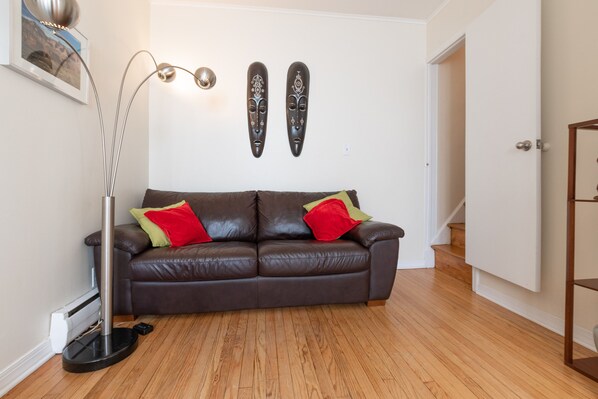 Living room, with a comforable couch.