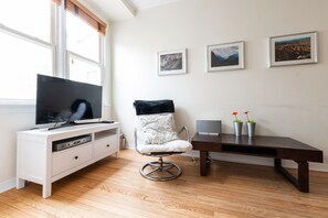 Living room, with a flat screen TV.