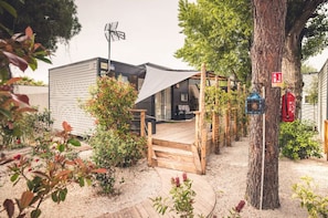 Charming camping home surrounded by nature, offering a peaceful retreat in a wooded setting.